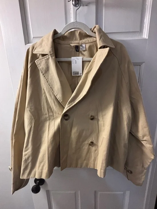 NWT - H&M Women’s Beige Cropped Trench Coat - Picture 1 of 3